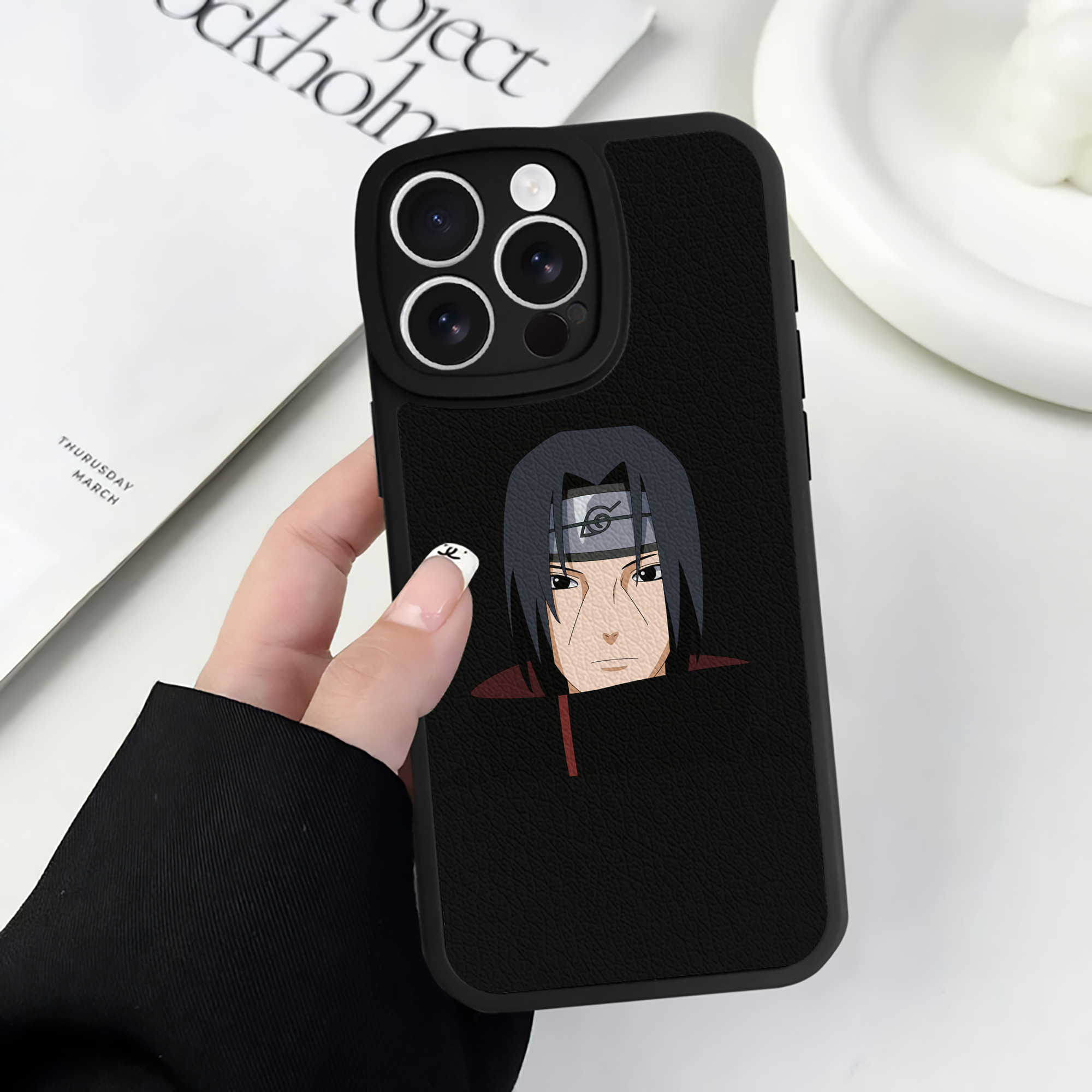 （画像用） NARUTO -ナルト- うちは イタチ Uchiha Itachi 【iPhone 16シリーズ対応】シリコンスマホケース（レザー調） 材質：シリコン
